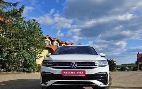 Volkswagen Tiguan II, 2021 год, 2 600 000 рублей, 2 фотография