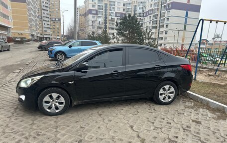 Hyundai Solaris II рестайлинг, 2015 год, 820 000 рублей, 2 фотография