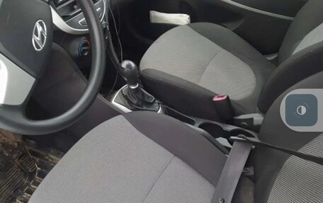 Hyundai Solaris II рестайлинг, 2011 год, 630 000 рублей, 2 фотография