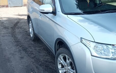 Mitsubishi Outlander III рестайлинг 3, 2014 год, 1 650 000 рублей, 9 фотография
