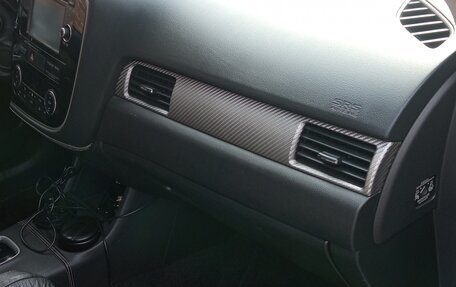 Mitsubishi Outlander III рестайлинг 3, 2014 год, 1 650 000 рублей, 14 фотография