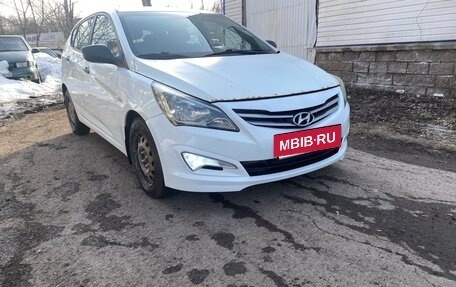 Hyundai Solaris II рестайлинг, 2015 год, 700 000 рублей, 2 фотография