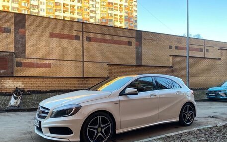 Mercedes-Benz A-Класс, 2015 год, 1 490 000 рублей, 4 фотография