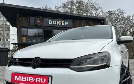 Volkswagen Polo VI (EU Market), 2011 год, 900 000 рублей, 2 фотография