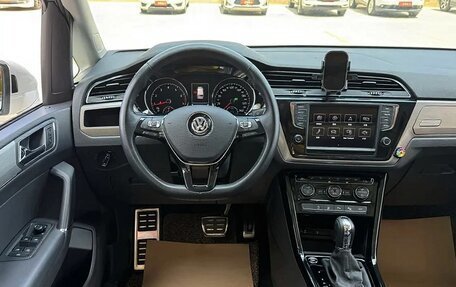 Volkswagen Touran III, 2022 год, 2 050 000 рублей, 6 фотография