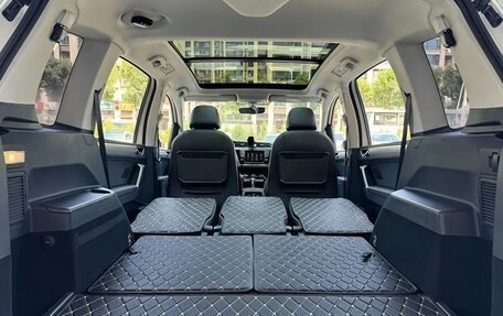 Volkswagen Touran III, 2022 год, 2 050 000 рублей, 10 фотография