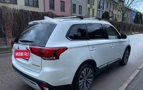Mitsubishi Outlander III рестайлинг 3, 2020 год, 2 350 000 рублей, 6 фотография