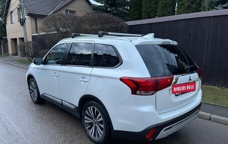 Mitsubishi Outlander III рестайлинг 3, 2020 год, 2 350 000 рублей, 5 фотография