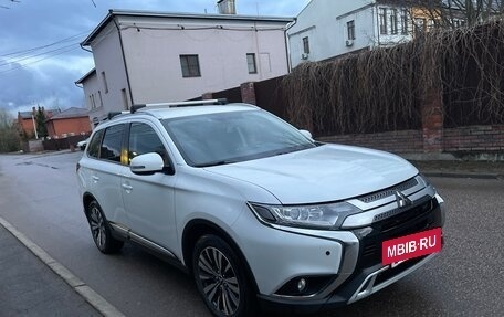 Mitsubishi Outlander III рестайлинг 3, 2020 год, 2 350 000 рублей, 2 фотография