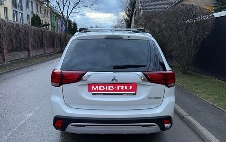 Mitsubishi Outlander III рестайлинг 3, 2020 год, 2 350 000 рублей, 4 фотография