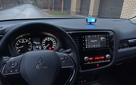 Mitsubishi Outlander III рестайлинг 3, 2020 год, 2 350 000 рублей, 11 фотография