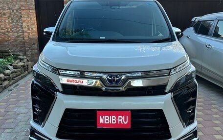 Toyota Voxy III, 2021 год, 2 700 000 рублей, 1 фотография