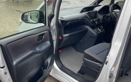 Toyota Noah III, 2014 год, 1 690 000 рублей, 9 фотография