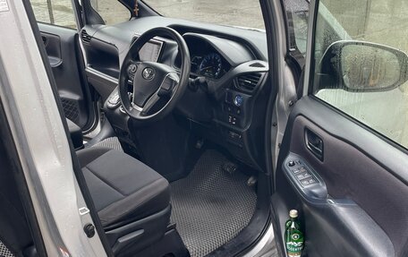 Toyota Noah III, 2014 год, 1 690 000 рублей, 7 фотография