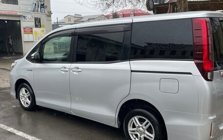 Toyota Noah III, 2014 год, 1 690 000 рублей, 4 фотография