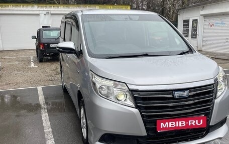 Toyota Noah III, 2014 год, 1 690 000 рублей, 2 фотография