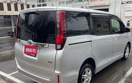 Toyota Noah III, 2014 год, 1 690 000 рублей, 5 фотография