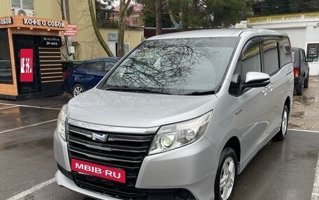 Toyota Noah III, 2014 год, 1 690 000 рублей, 3 фотография