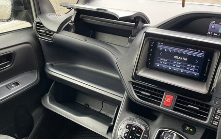 Toyota Noah III, 2014 год, 1 690 000 рублей, 18 фотография