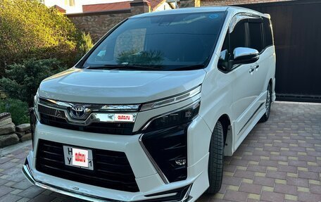 Toyota Voxy III, 2021 год, 2 700 000 рублей, 2 фотография