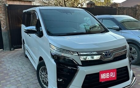 Toyota Voxy III, 2021 год, 2 700 000 рублей, 3 фотография