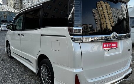 Toyota Voxy III, 2021 год, 2 700 000 рублей, 17 фотография