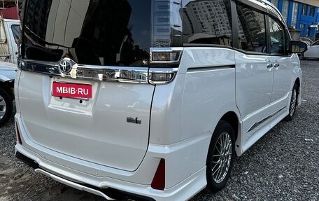 Toyota Voxy III, 2021 год, 2 700 000 рублей, 18 фотография