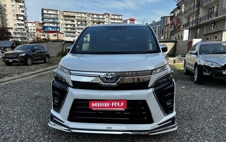 Toyota Voxy III, 2021 год, 2 700 000 рублей, 15 фотография