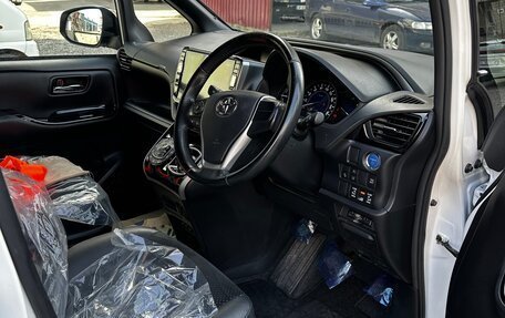 Toyota Voxy III, 2021 год, 2 700 000 рублей, 25 фотография