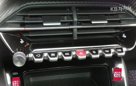 Peugeot 2008 II, 2022 год, 1 650 000 рублей, 11 фотография