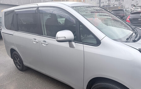 Toyota Noah III, 2008 год, 1 300 000 рублей, 2 фотография