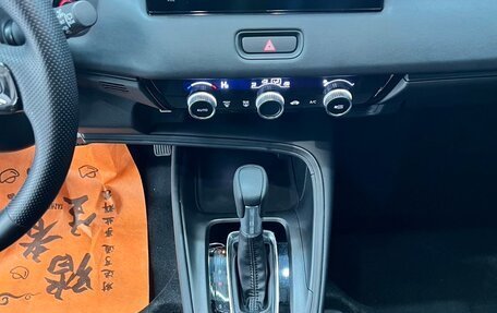 Honda Vezel, 2023 год, 1 800 000 рублей, 12 фотография