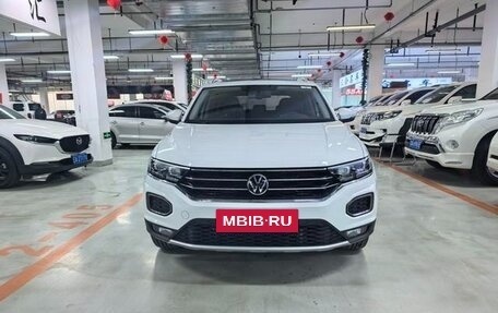 Volkswagen T-Roc I, 2022 год, 1 590 000 рублей, 2 фотография