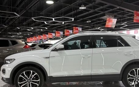 Volkswagen T-Roc I, 2022 год, 1 796 000 рублей, 2 фотография