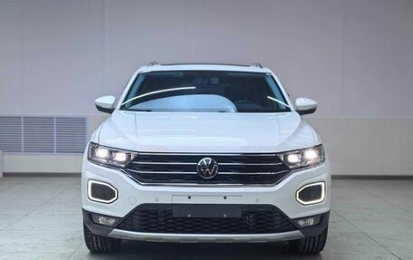 Volkswagen T-Roc I, 2022 год, 1 913 000 рублей, 2 фотография