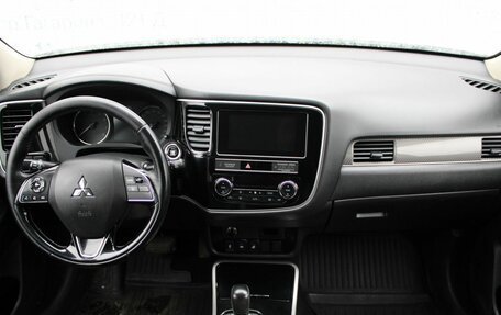 Mitsubishi Outlander III рестайлинг 3, 2019 год, 1 399 000 рублей, 10 фотография