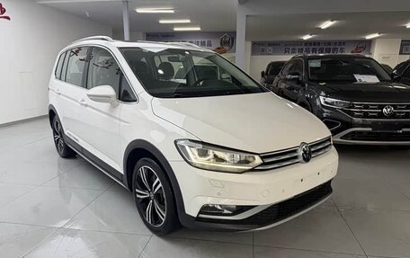 Volkswagen Touran III, 2021 год, 1 740 000 рублей, 1 фотография