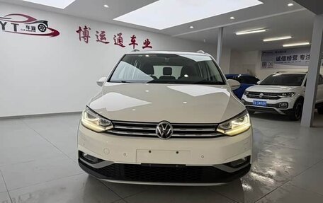 Volkswagen Touran III, 2021 год, 1 740 000 рублей, 2 фотография