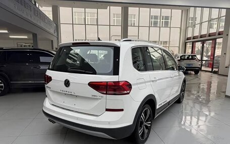 Volkswagen Touran III, 2021 год, 1 740 000 рублей, 6 фотография