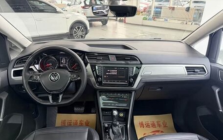 Volkswagen Touran III, 2021 год, 1 740 000 рублей, 9 фотография