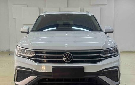 Volkswagen Tiguan II, 2022 год, 2 621 000 рублей, 2 фотография