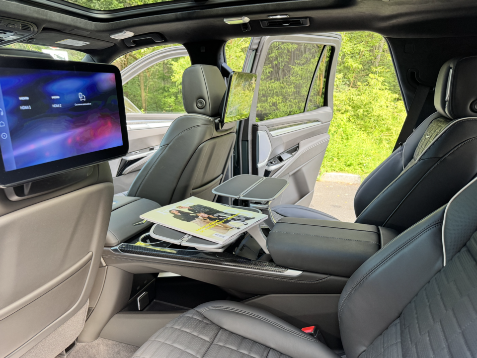 Cadillac Escalade V, 2025 год, 27 000 000 рублей, 38 фотография