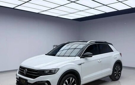 Volkswagen T-Roc I, 2022 год, 1 870 000 рублей, 1 фотография