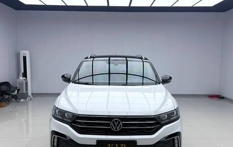 Volkswagen T-Roc I, 2022 год, 1 870 000 рублей, 2 фотография