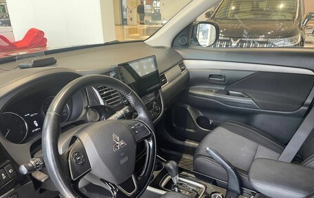 Mitsubishi Outlander III рестайлинг 3, 2017 год, 2 070 000 рублей, 8 фотография