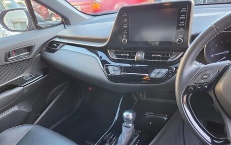 Toyota C-HR I рестайлинг, 2023 год, 1 825 000 рублей, 10 фотография