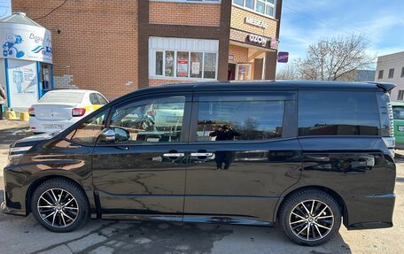 Toyota Voxy III, 2018 год, 2 790 000 рублей, 2 фотография