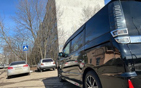 Toyota Voxy III, 2018 год, 2 790 000 рублей, 3 фотография