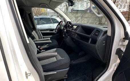 Volkswagen Caravelle T6 рестайлинг, 2017 год, 3 200 000 рублей, 8 фотография