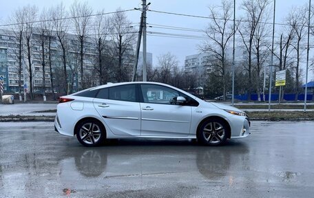 Toyota Prius IV XW50, 2017 год, 2 300 000 рублей, 2 фотография